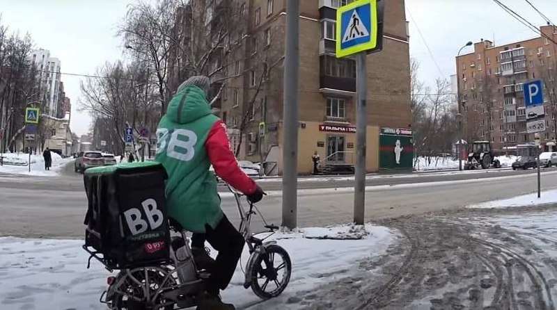 Они рассылают тысячи людей в одежде с надписью «ВВ», которые на велосипедах с надписью «ВВ» р...
