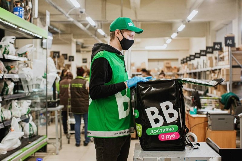 Они рассылают тысячи людей в одежде с надписью «ВВ», которые на велосипедах с надписью «ВВ» р...